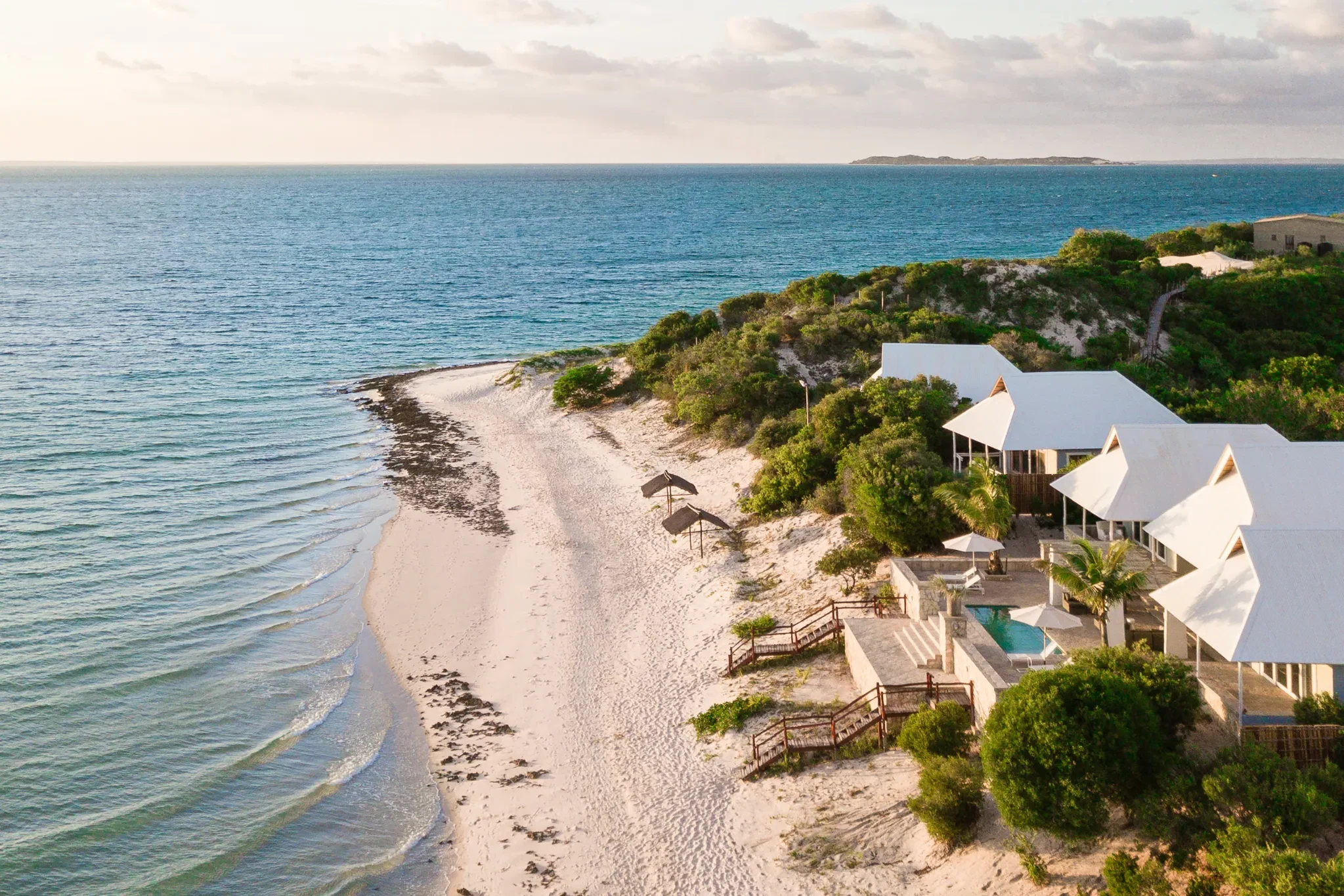 09-lionel-henshaw-mozambique-island-resort-view-azura-benguerra-drone