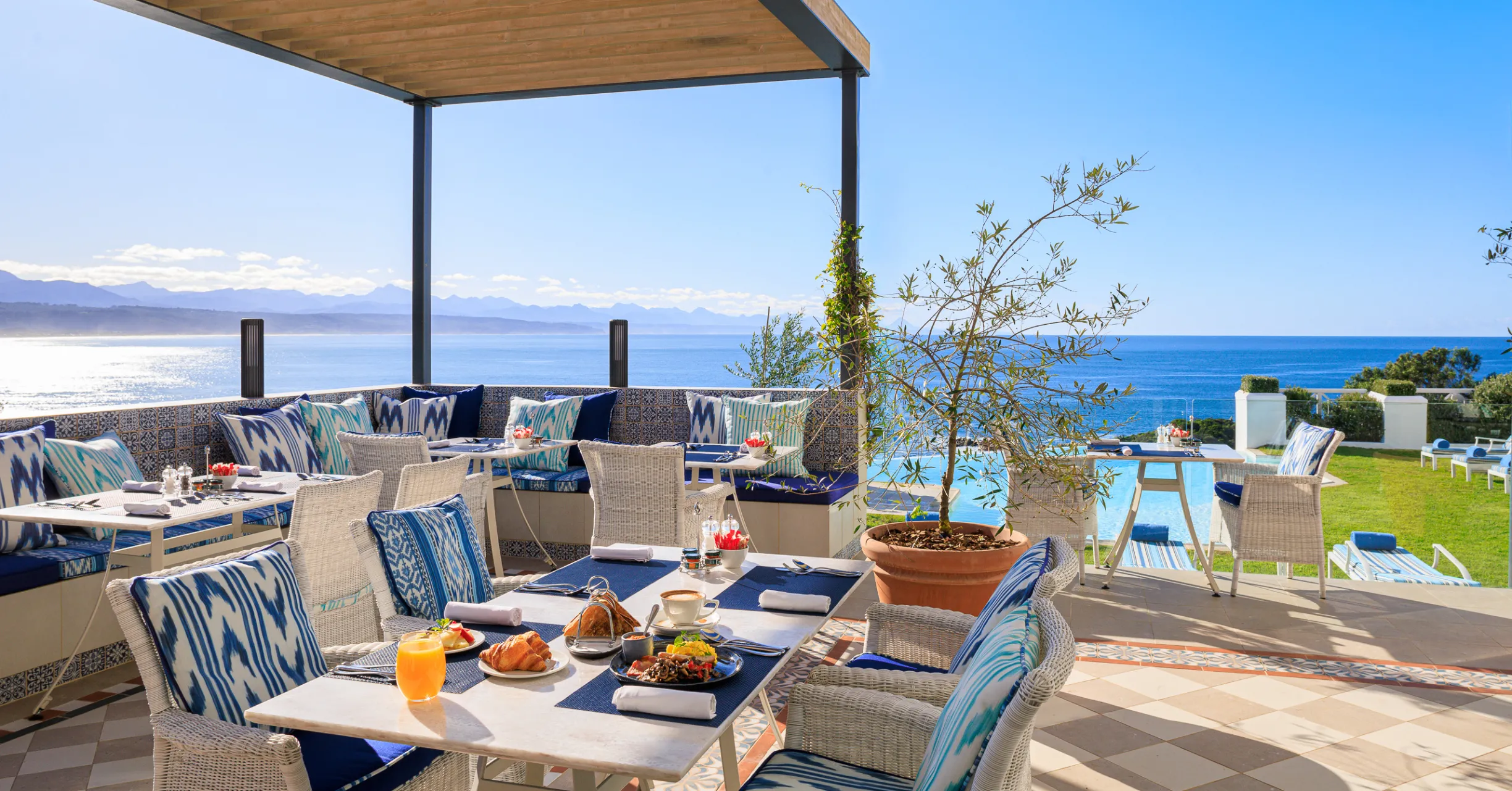 13-lionel-henshaw-the-plettenberg-exterior-view-breakfast